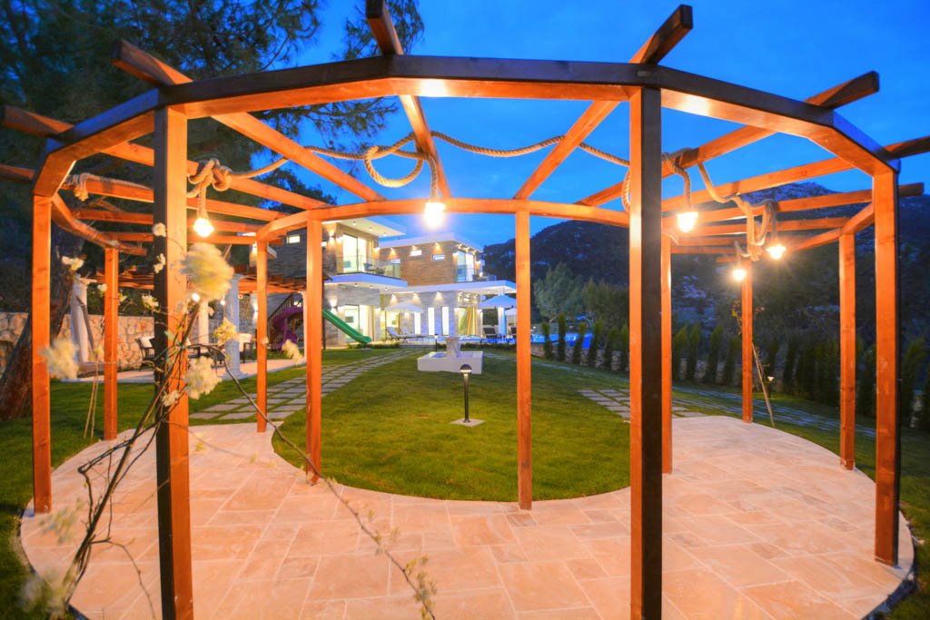 Kalkan İslamlar, Antalya'da Deniz ve Dağ Manzaralı Lüks Villa