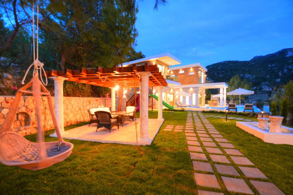 Kalkan İslamlar, Antalya'da Deniz ve Dağ Manzaralı Lüks Villa
