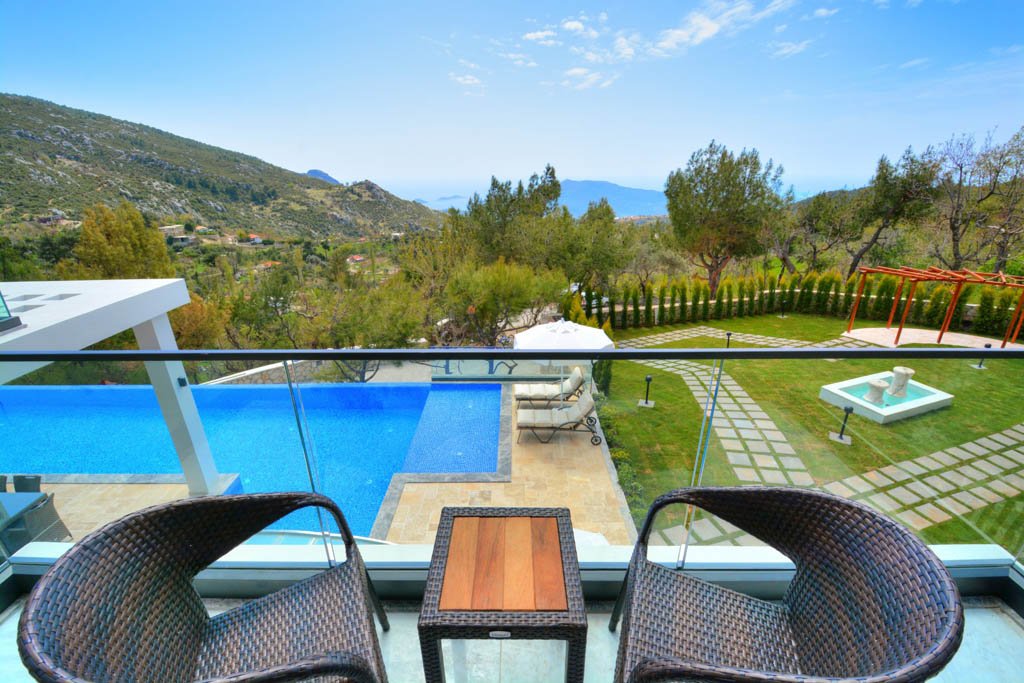 Kalkan İslamlar, Antalya'da Deniz ve Dağ Manzaralı Lüks Villa