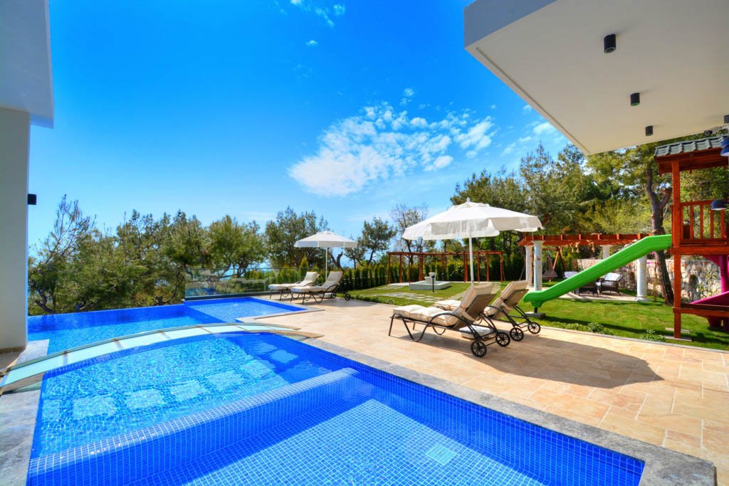 Kalkan İslamlar, Antalya'da Deniz ve Dağ Manzaralı Lüks Villa
