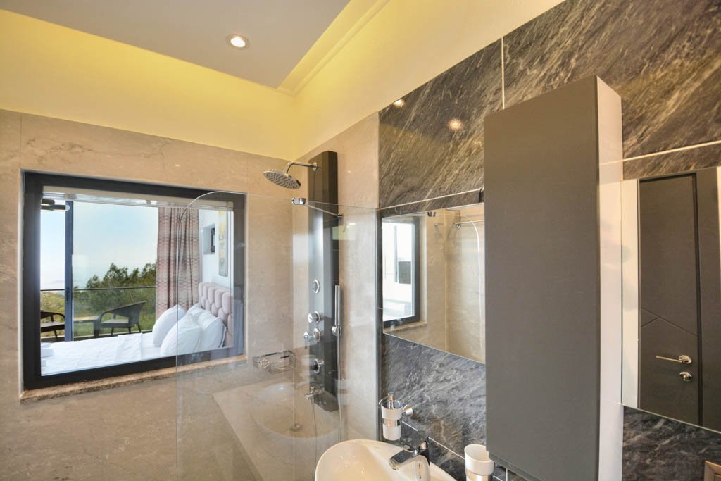 Kalkan İslamlar, Antalya'da Deniz ve Dağ Manzaralı Lüks Villa