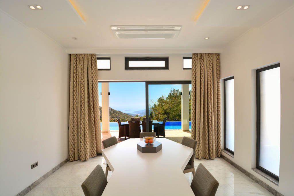 Kalkan İslamlar, Antalya'da Deniz ve Dağ Manzaralı Lüks Villa