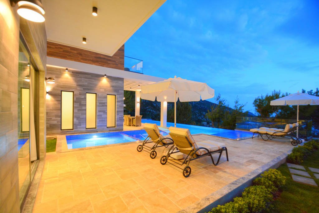 Kalkan İslamlar, Antalya'da Deniz ve Dağ Manzaralı Lüks Villa
