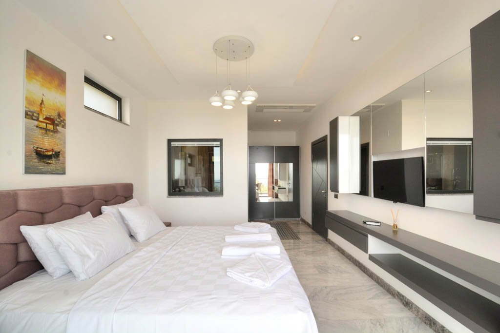 Kalkan İslamlar, Antalya'da Deniz ve Dağ Manzaralı Lüks Villa