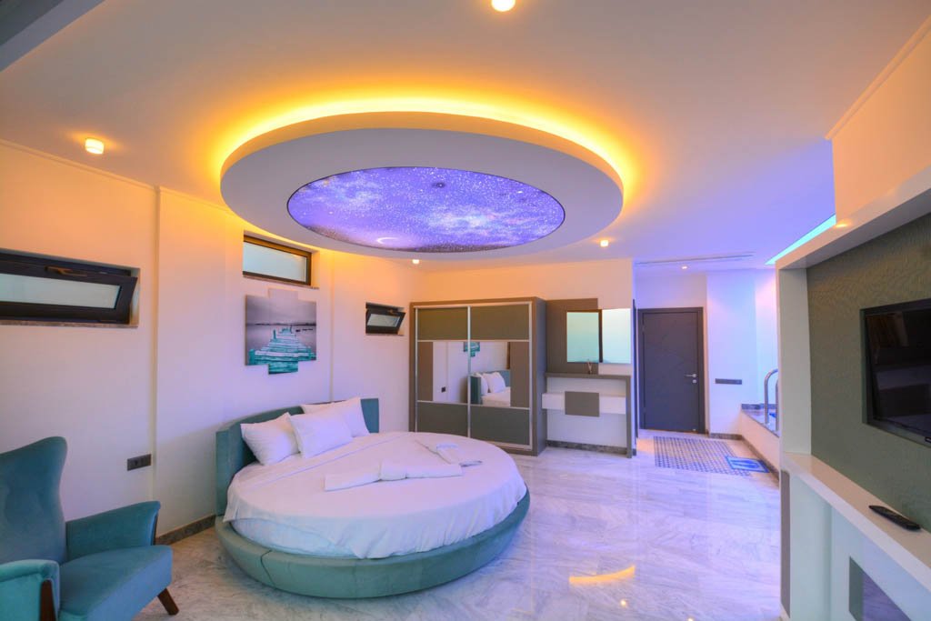 Kalkan İslamlar, Antalya'da Deniz ve Dağ Manzaralı Lüks Villa