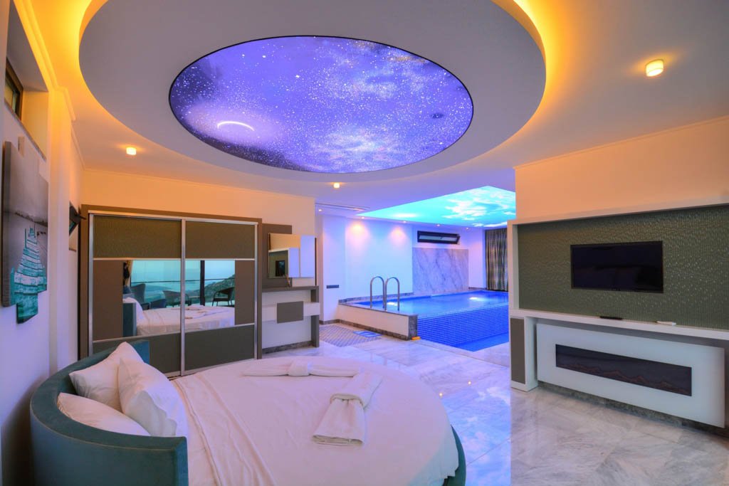 Kalkan İslamlar, Antalya'da Deniz ve Dağ Manzaralı Lüks Villa