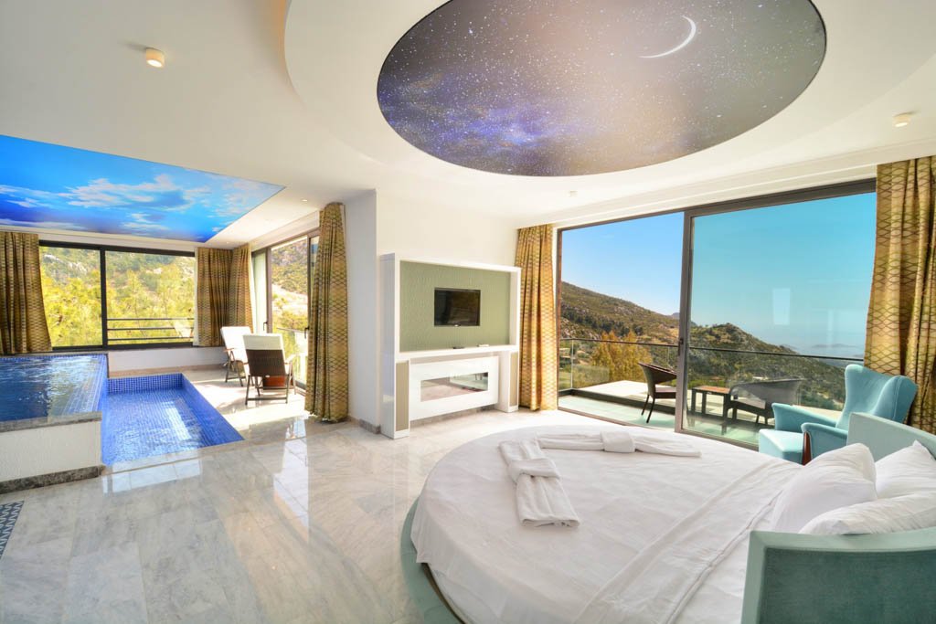 Kalkan İslamlar, Antalya'da Deniz ve Dağ Manzaralı Lüks Villa