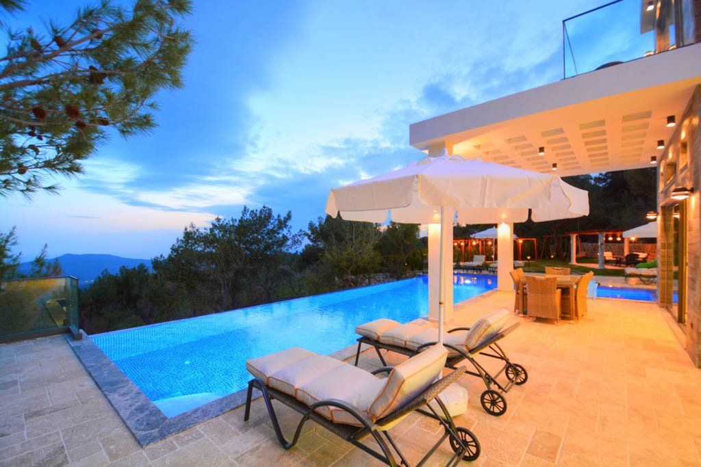 Kalkan İslamlar, Antalya'da Deniz ve Dağ Manzaralı Lüks Villa
