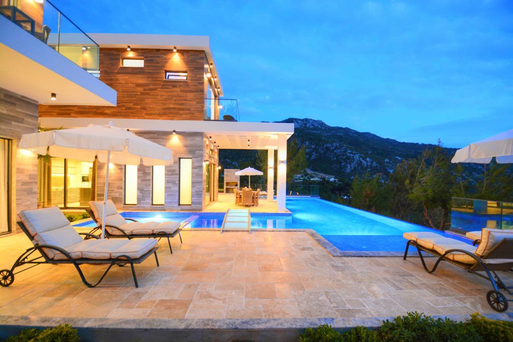 Kalkan İslamlar, Antalya'da Deniz ve Dağ Manzaralı Lüks Villa