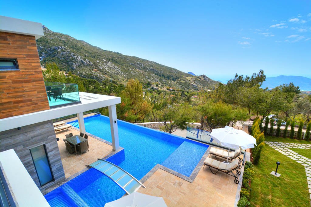Kalkan İslamlar, Antalya'da Deniz ve Dağ Manzaralı Lüks Villa